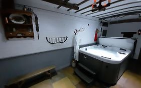 Stable Cottage Cozy,Quirky With A Hot Tub